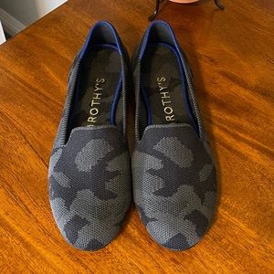 🦄EUC Rothys Dark Camo Loafers Size 7.5